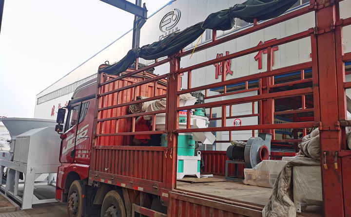 木屑顆粒機(jī)已裝車.jpg